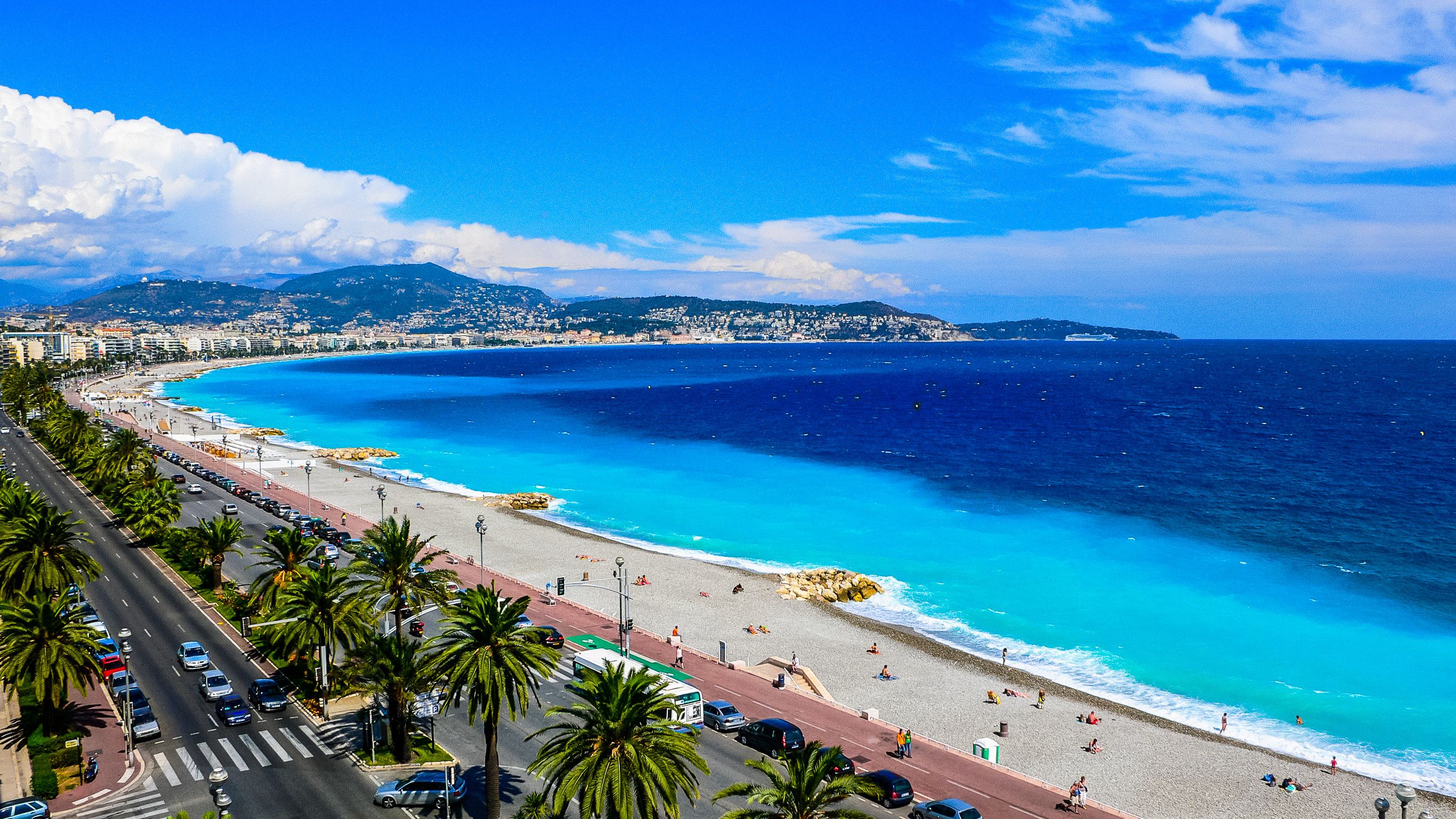 Promenade des Anglais in Nizza mit Strand