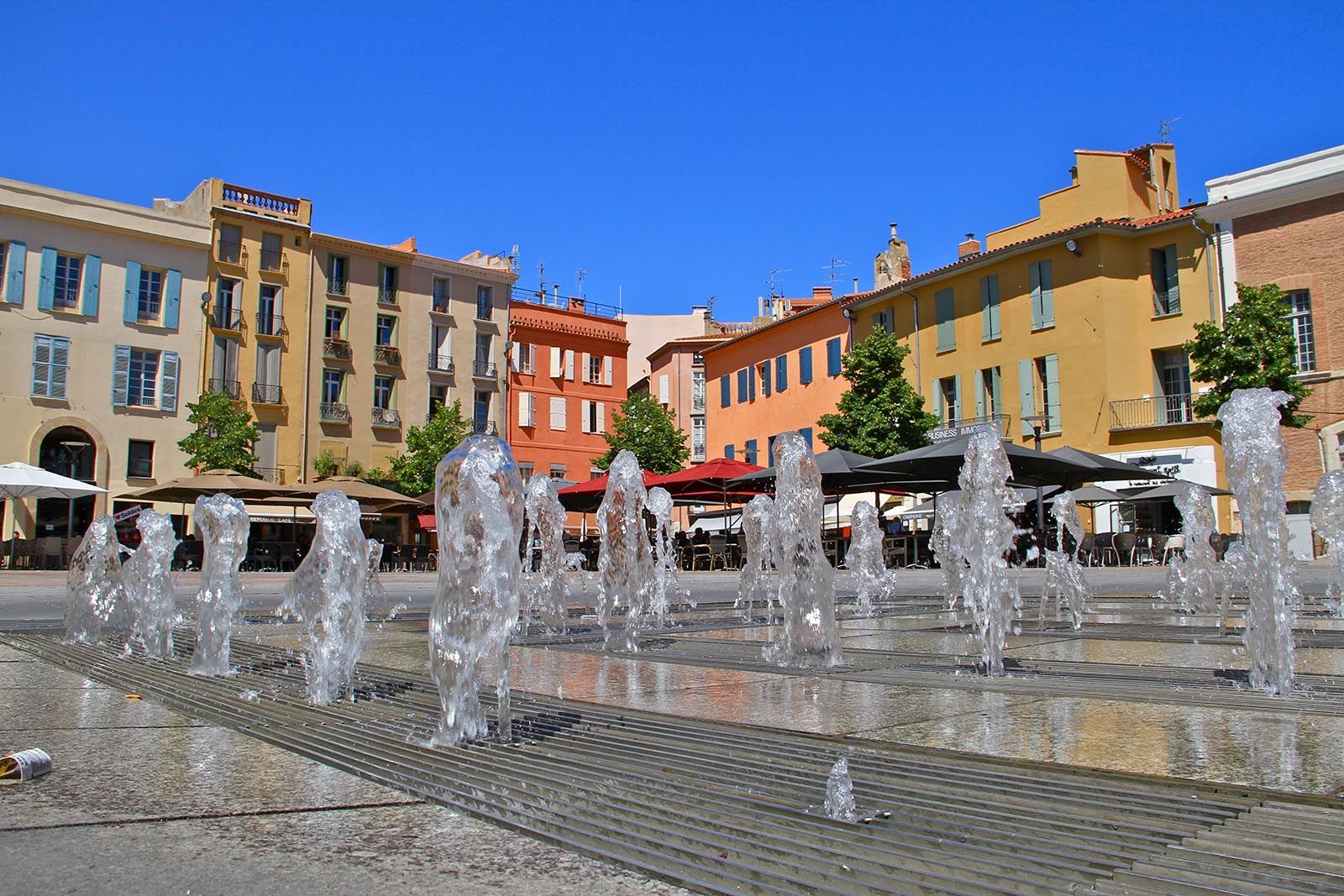 Lebhafter Platz Perpignan mit Springbrunnen