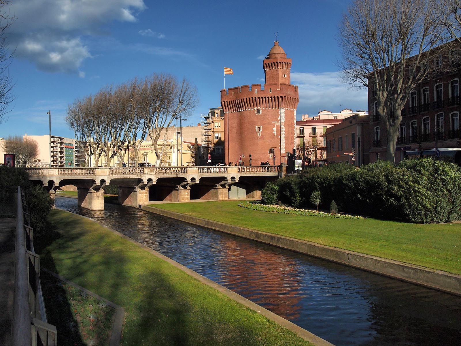 Perpignan  Castillet Kanal und historischer Brücke