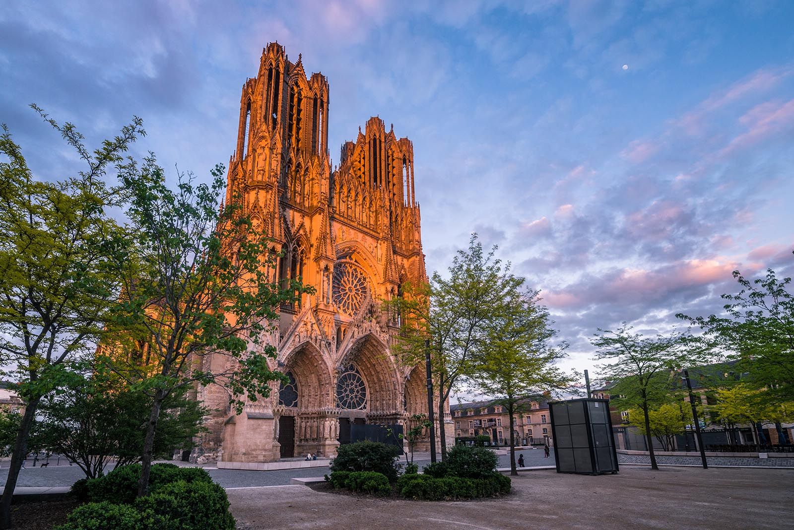 Kathedrale Notre-Dame von Reims in der Abenddämmerung beleuchtet