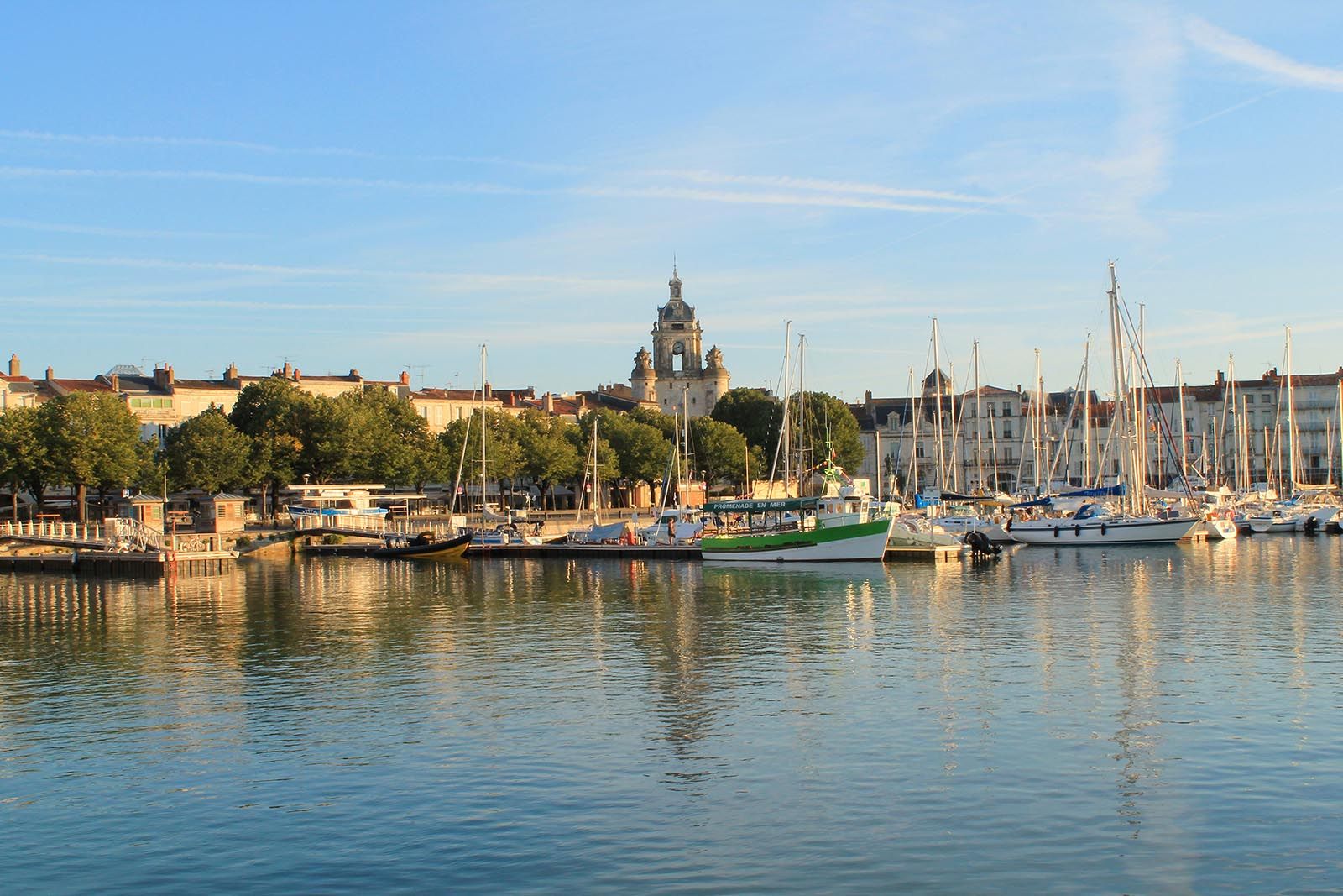 Alter Hafen von La Rochelle mit Segelbooten und Wahrzeichen