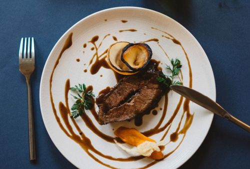 Plat gastronomique au Bistrot City avec viande et sauce