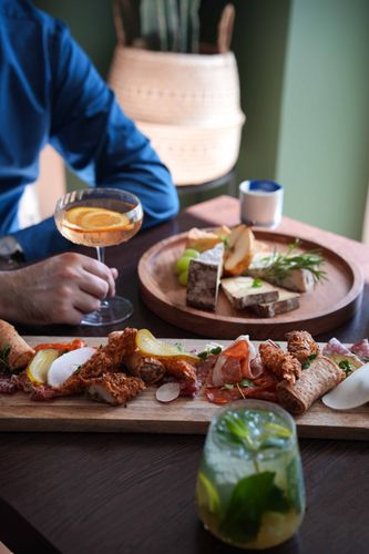 Plats gourmands partagés au Bistrot City