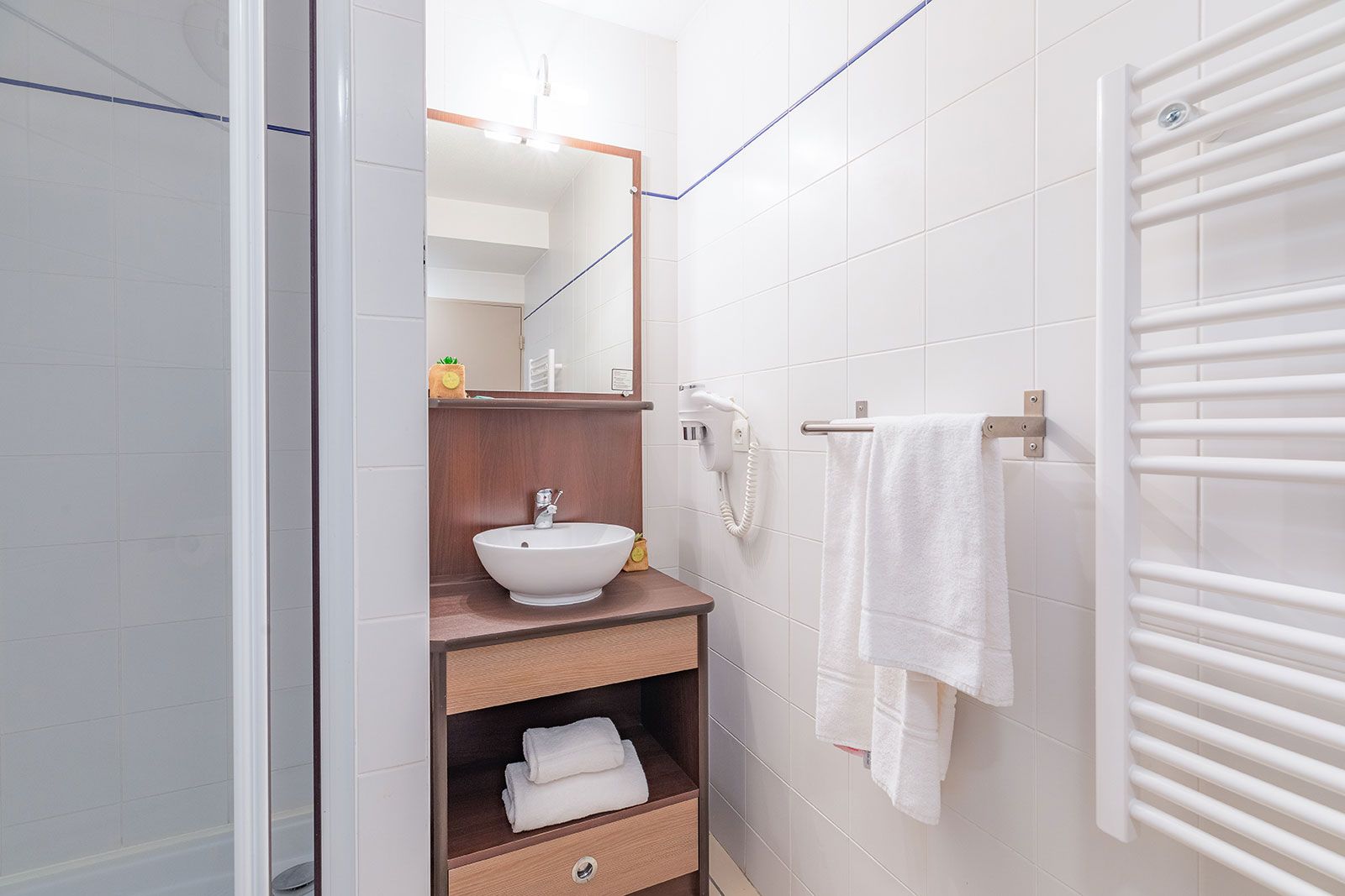 Modern and bright bathroom of an Appart’City in Angoulême