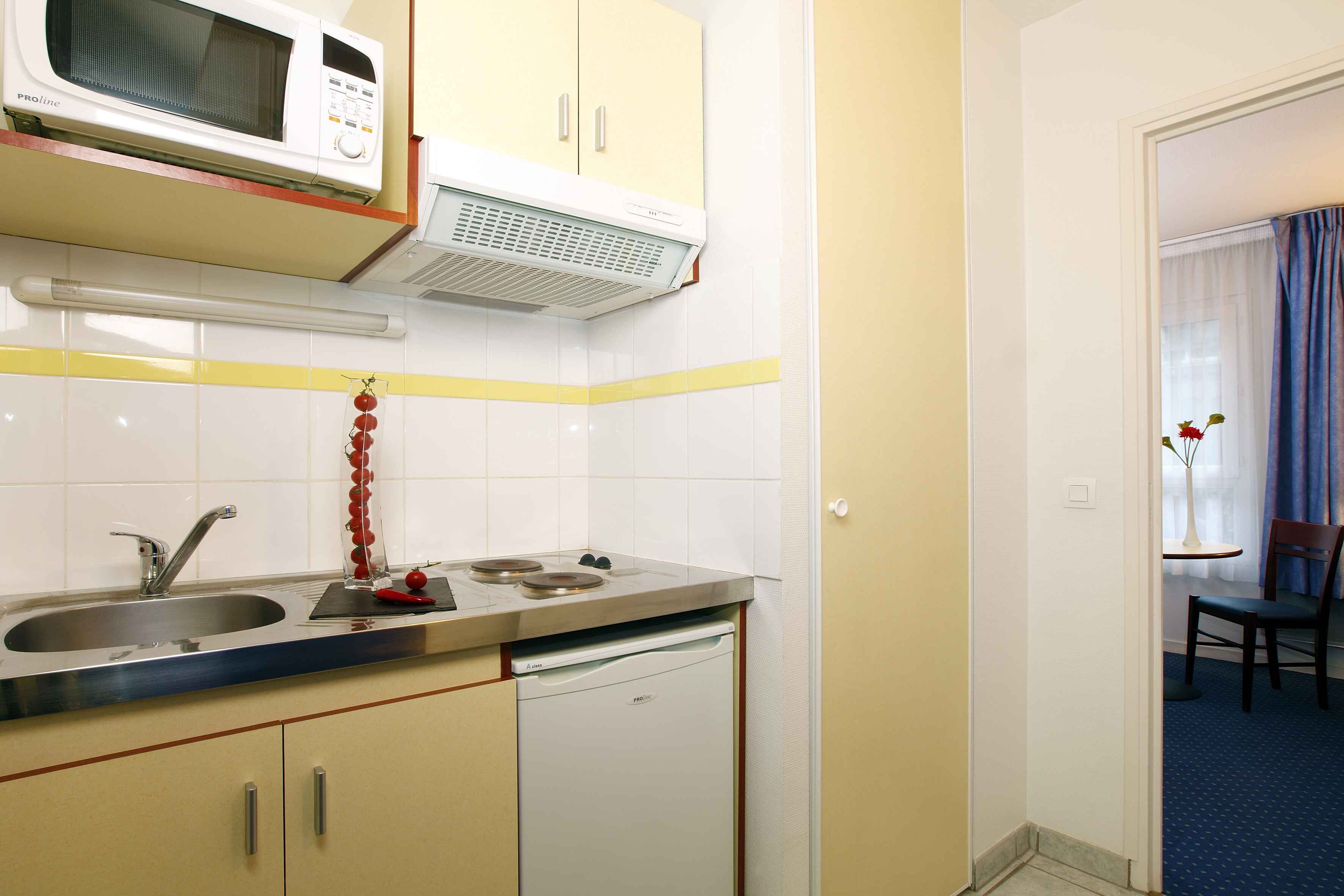 Ausgestattete Küchenzeile Appart’City Studio mit Spüle