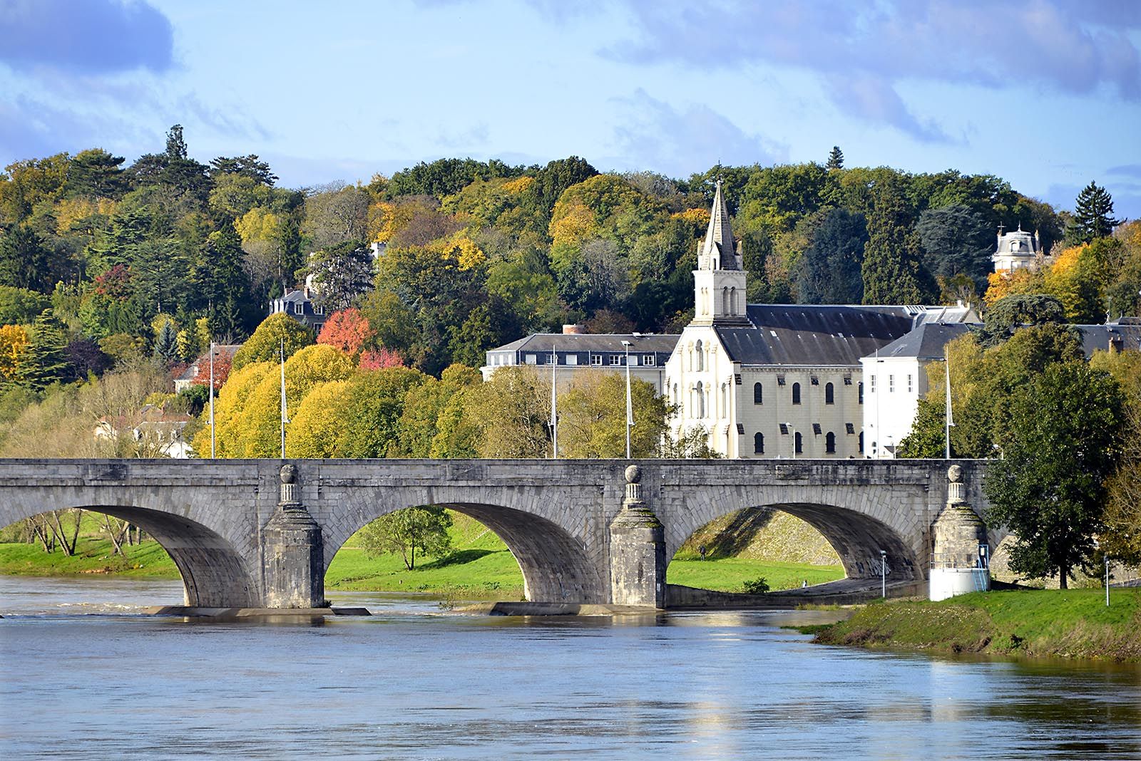 Brücke von Tours über die Loire mit Abtei Bäumen