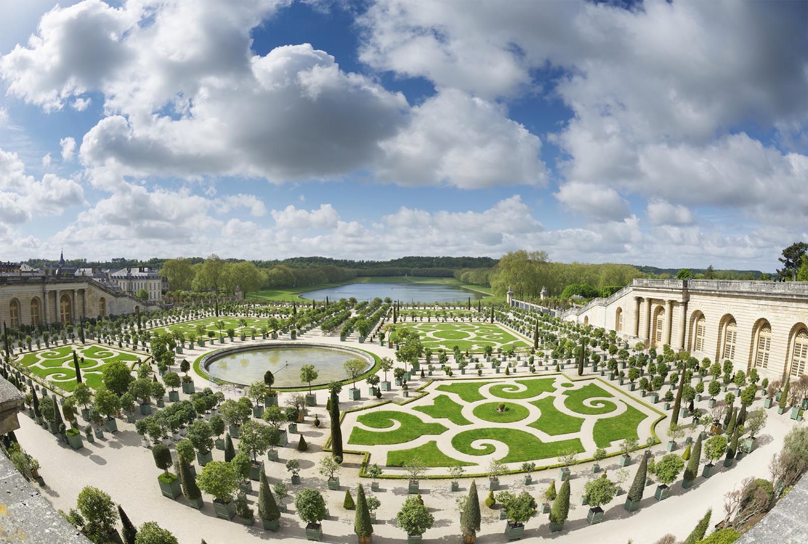 Gärten von Versailles mit Beeten und Wasseranlagen