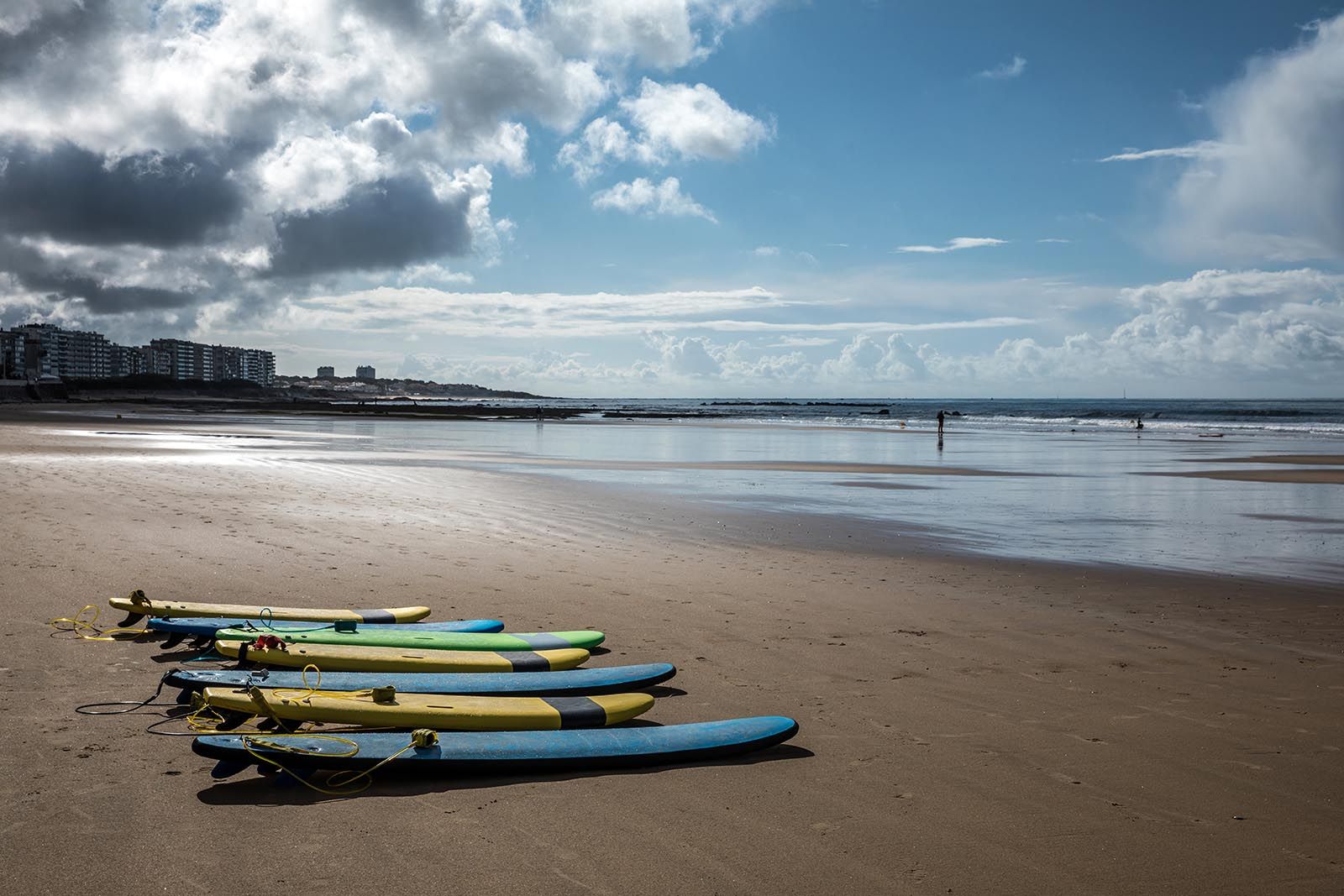 Plage de Vendée avec planches de surf alignées sur le sable