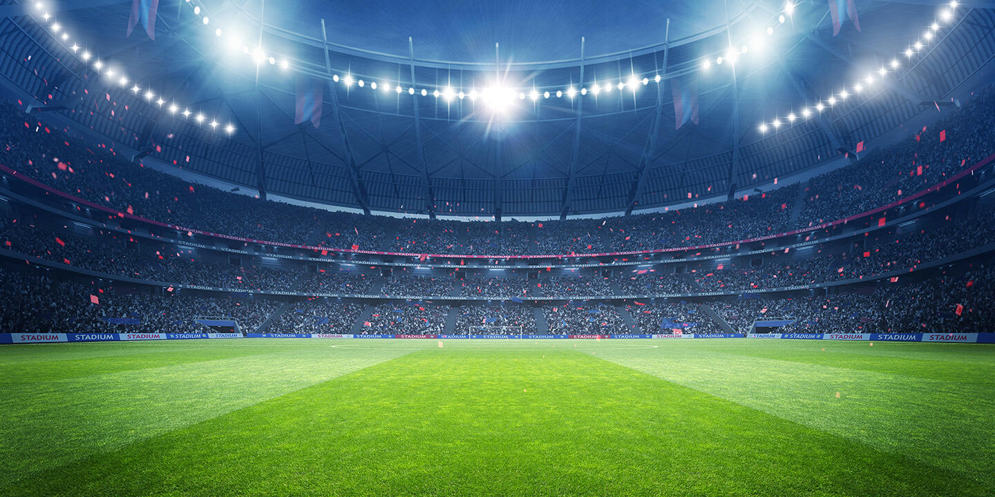 Panoramablick auf das Stade de la Beaujoire in Nantes, mit gefüllten Zuschauertribünen und einem makellosen Spielfeld, der die Aufregung eines Spieltages einfängt, perfekt für Gäste, die in einem Appart'City Aparthotel in Nantes wohnen.