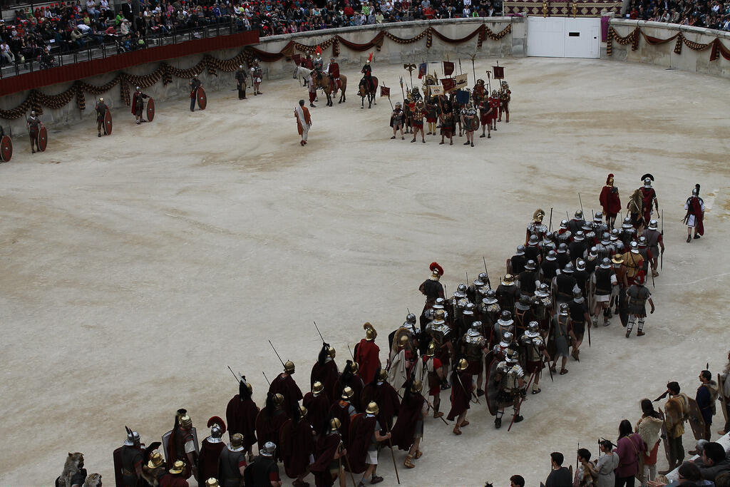 Nachstellung der Römischen Tage in Nîmes, historisches Erlebnis in der Nähe des Appart'City Hotels, perfekt für besuchende Geschichtsfans.