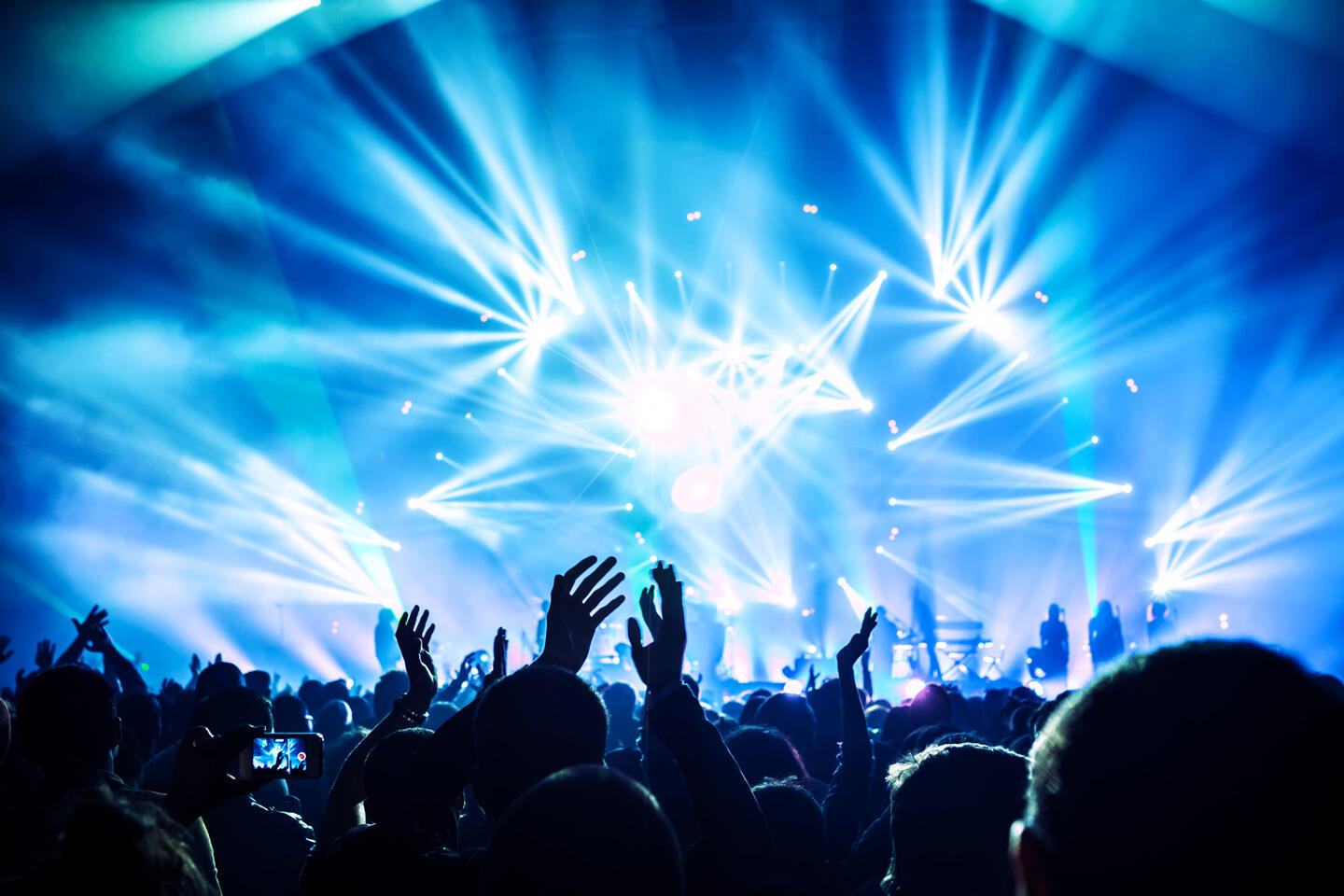 Foule en extase lors d'un concert de musique techno I Love Techno Europe à Montpellier, lumières de scène vibrantes et dynamiques capturant l'atmosphère électrisante de l'événement.