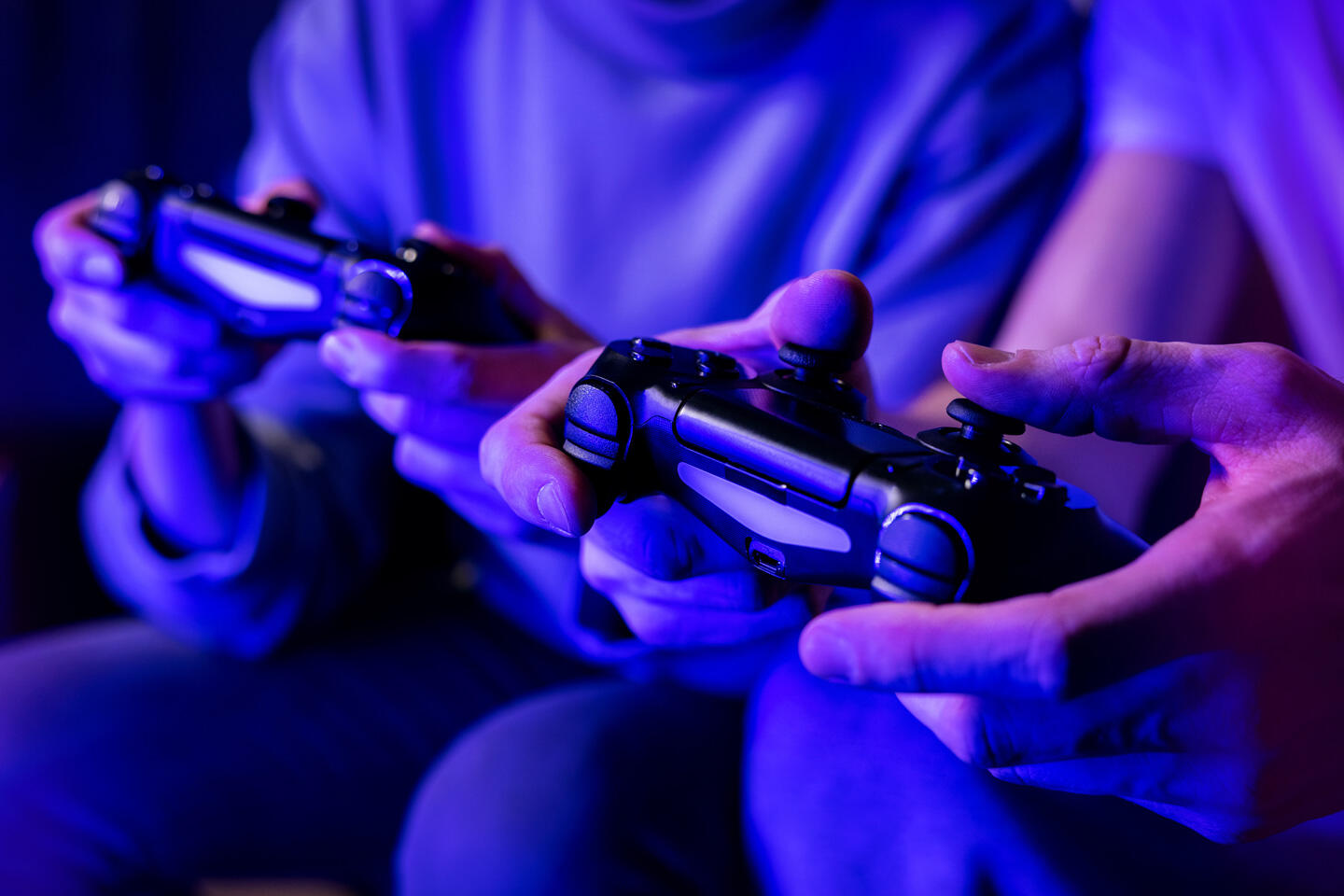 Dos jugadores concentrados utilizando mandos de consola en la Paris Games Week.