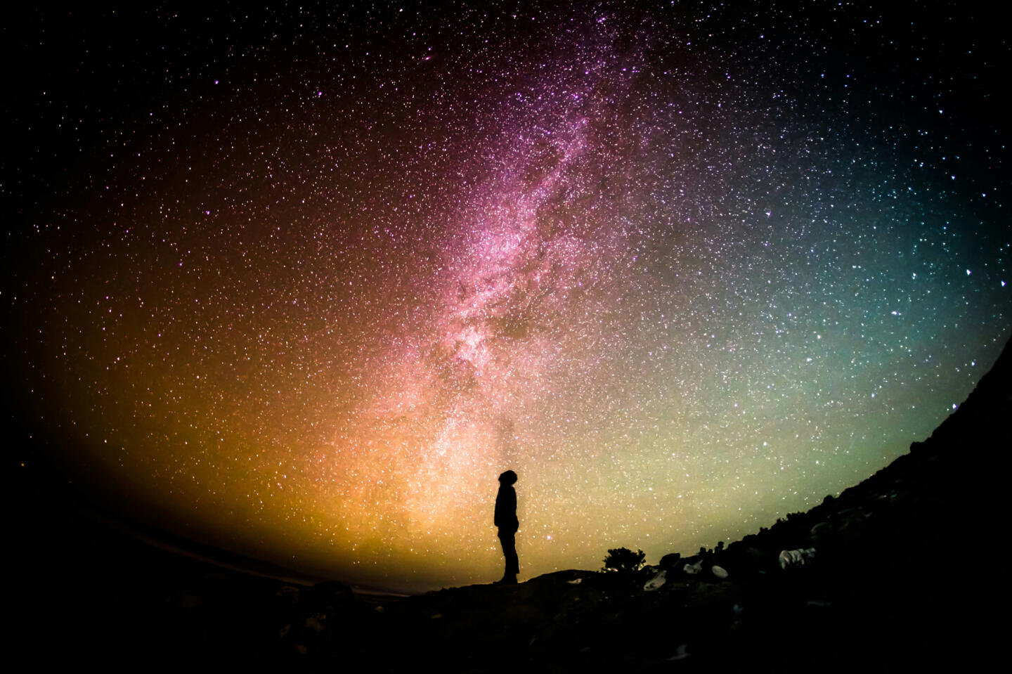 Silhouette einer Person, die die Milchstraße bewundert, einen spektakulären Sternenhimmel während des Festivals Utopiales.