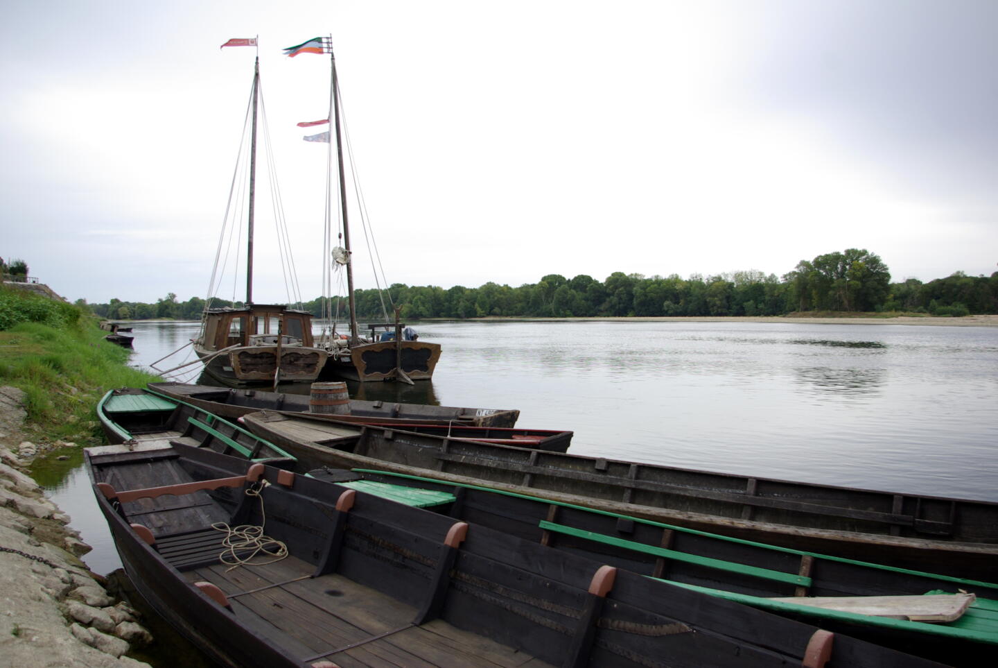 Bateaux traditionnels amarrés sur la Loire, prêts pour le Festival de la Loire, célébrant le patrimoine fluvial.