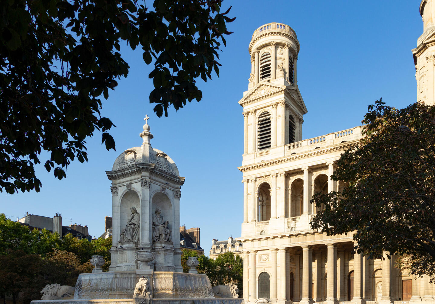 Vue sur l'église Saint-Sulpice et la fontaine Saint-Sulpice à Saint-Germain-des-Prés, Paris, près de l'appart'hôtel Appart'City