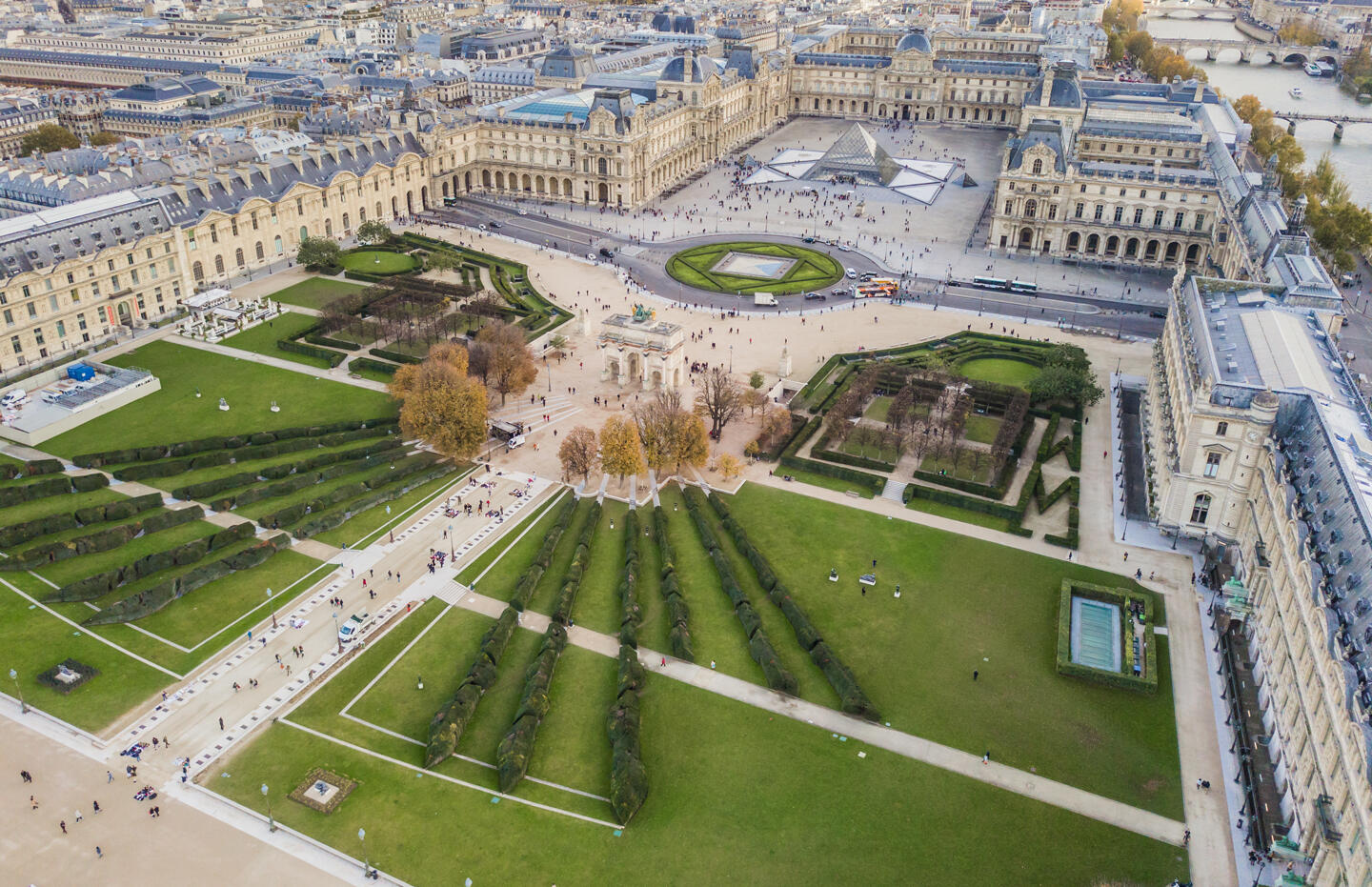 Vogelperspektive des Louvre-Viertels in Paris, die die Nähe zu einem ideal gelegenen Aparthotel für Besucher hervorhebt, die dieses berühmte Museum und seine Umgebung erkunden möchten.