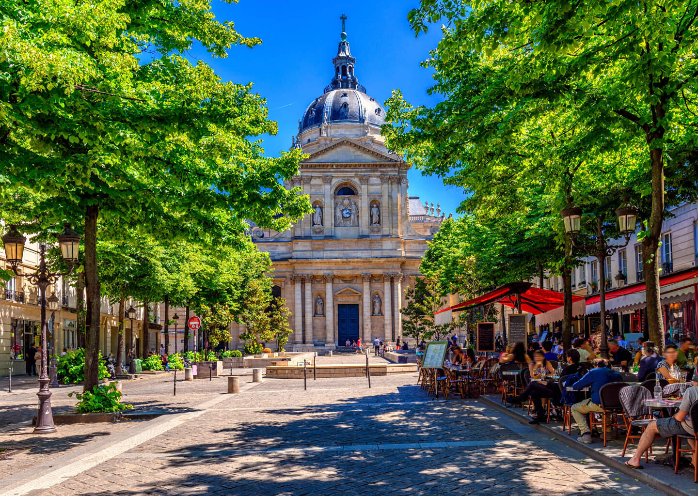 Schattiger Platz vor der Sorbonne im Quartier Latin in Paris, mit belebten Caféterrassen, in der Nähe eines aparthotels Appart'City.