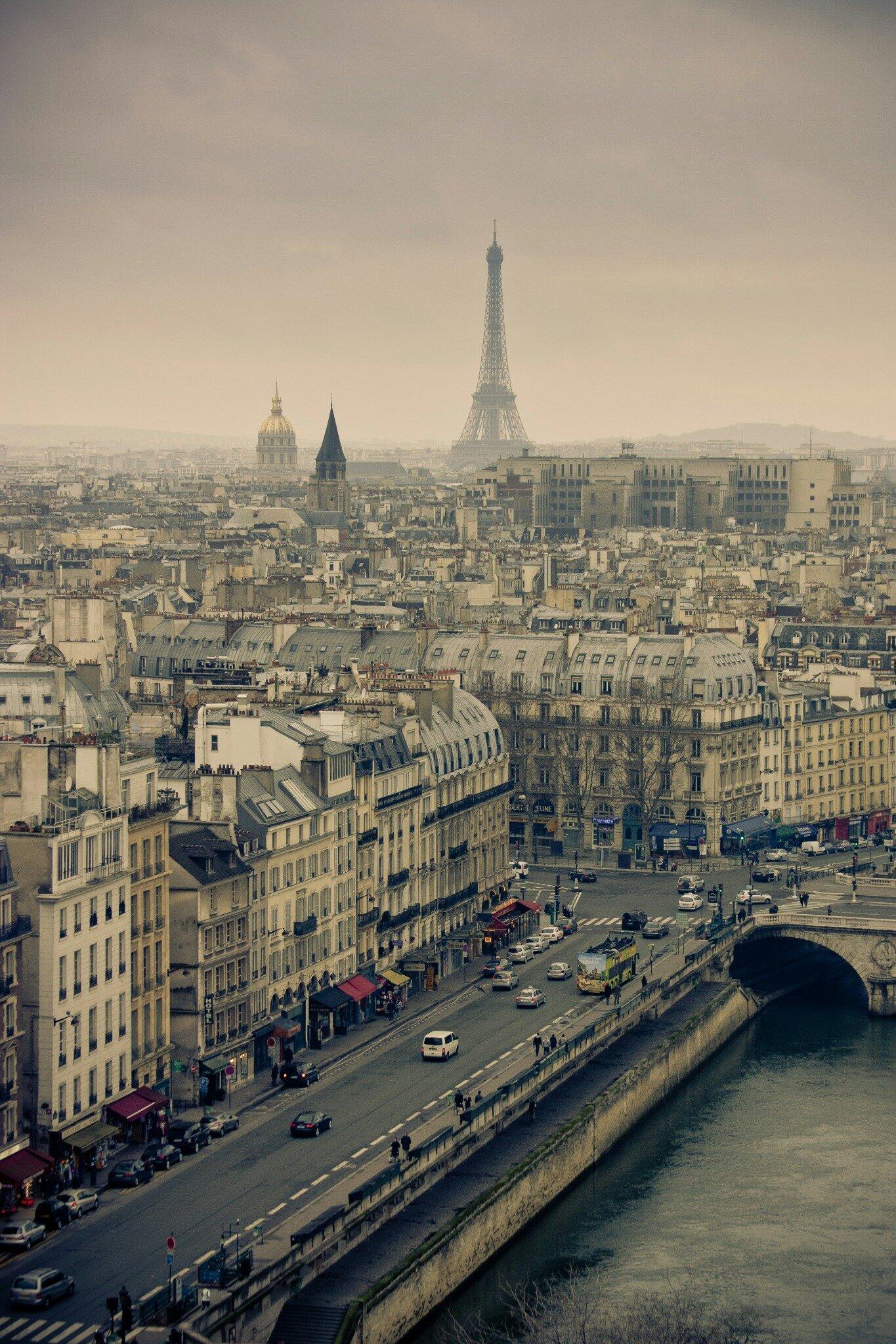Panoramic view of Paris with the Eiffel Tower in the background, Haussmannian buildings, and the Seine riverbanks, reflecting the authentic Parisian atmosphere, perfect for discovering the Adidas Arena and staying at Appart’City.