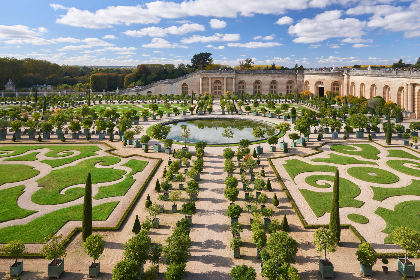 Vue des jardins à la française du château de Versailles, avec ses parterres symétriques et fontaines