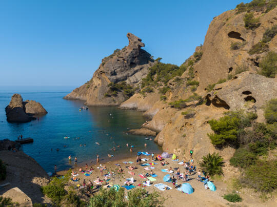 ue pittoresque de l'Île Frioul avec une crique paisible, des formations rocheuses uniques, une plage animée et des eaux turquoise.