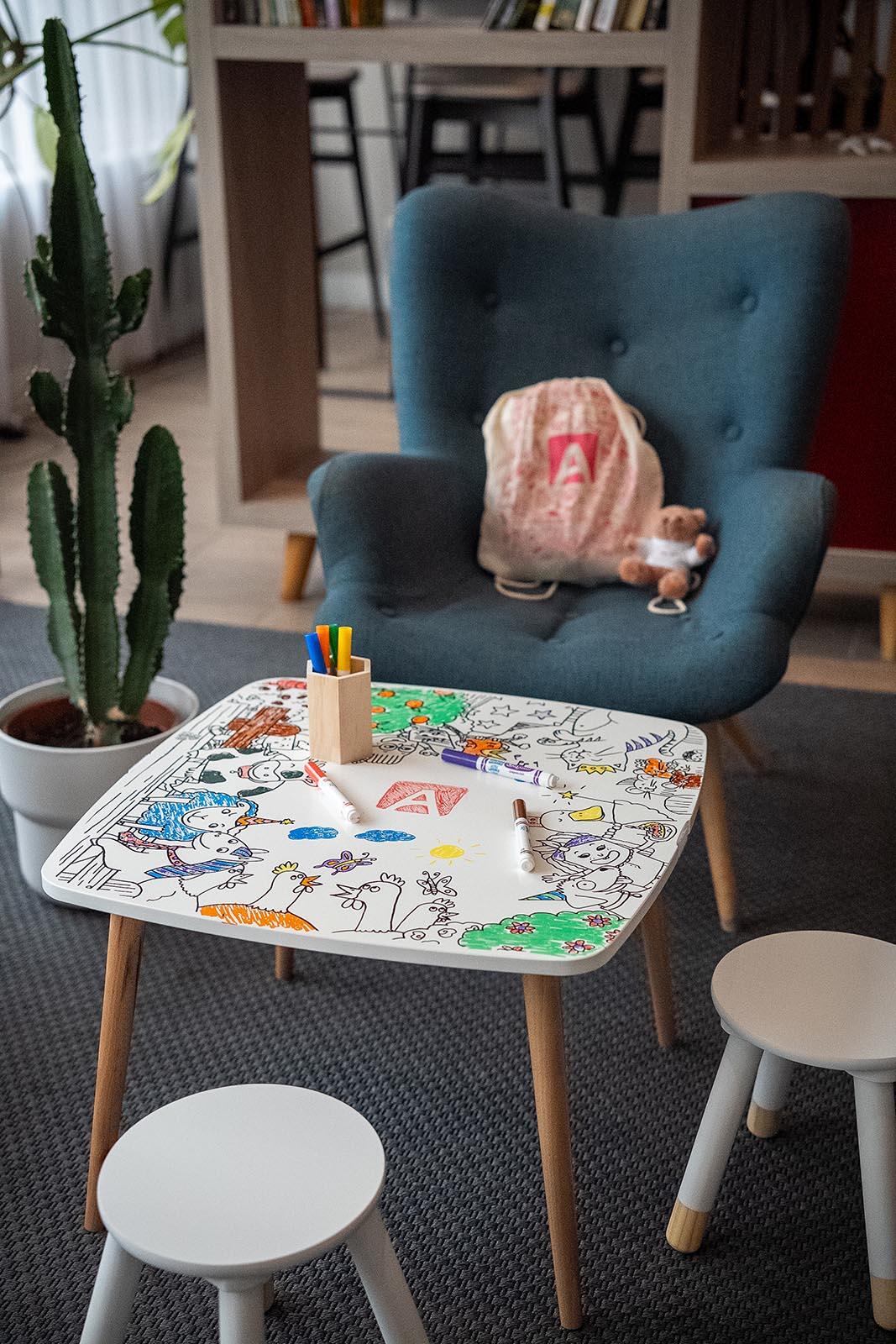 Kids corner in an Appart’City aparthotel with toys, books, and colorful decor